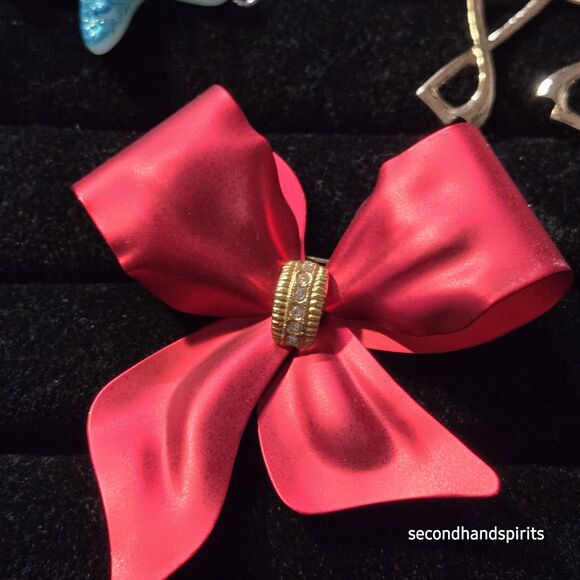 Vtg Red Satin Metal Dimensional Christmas Ribbon Pin Brooch w clear stone -read - Picture 2 of 3